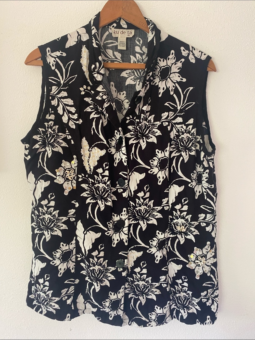 Ku de ta Black & White Floral Sleeveless Button Front Top